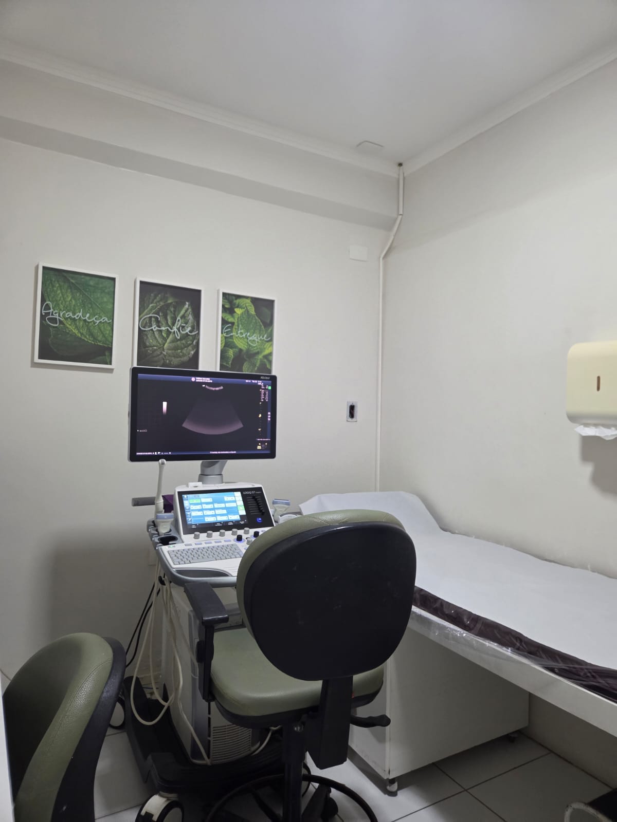 Sala de exame da Prema Imagem em Gravatá, com equipamento de ultrassonografia preparado para atendimento