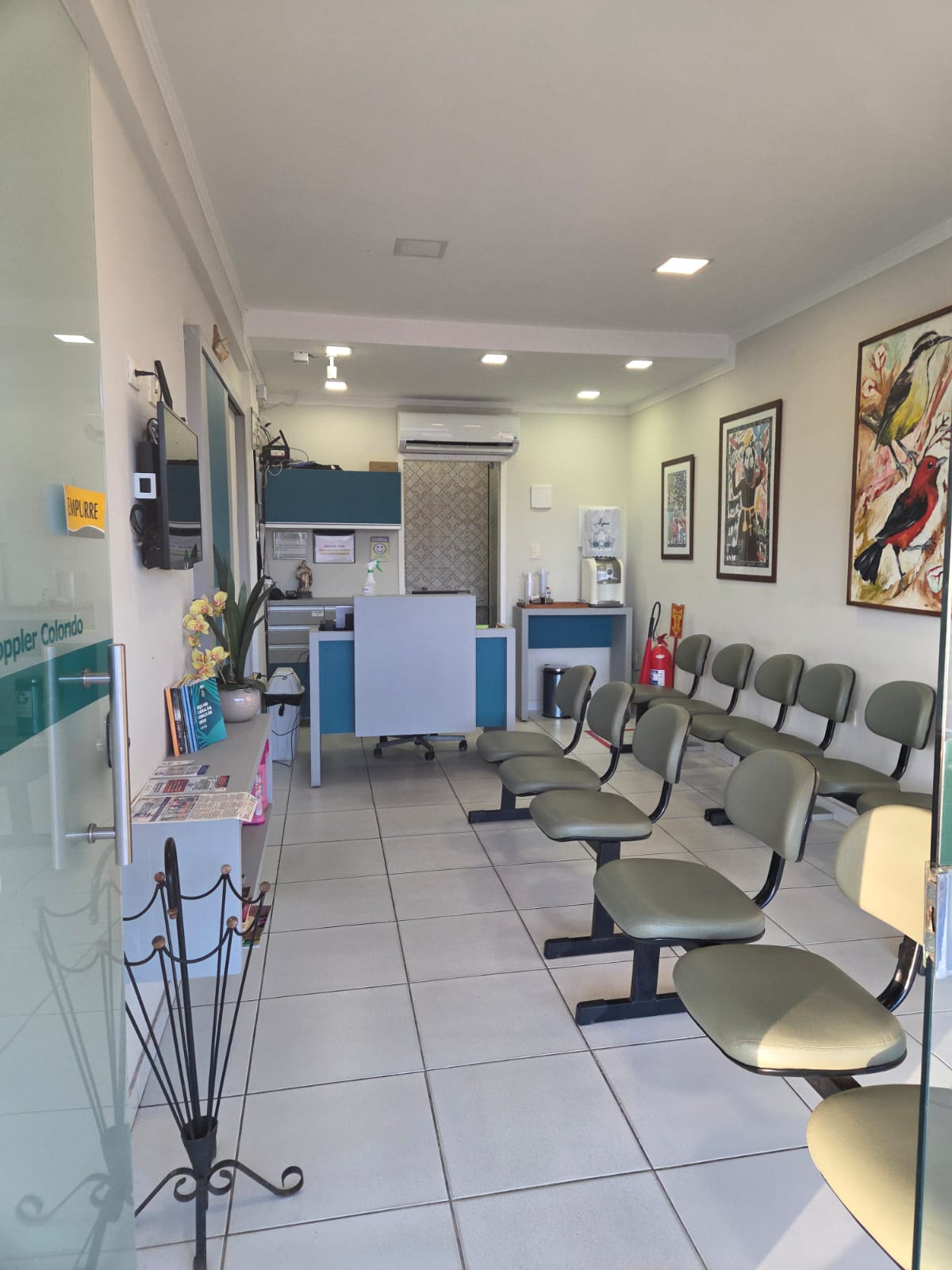Recepção da clínica Prema Imagem em Gravatá-PE, vista a partir da entrada