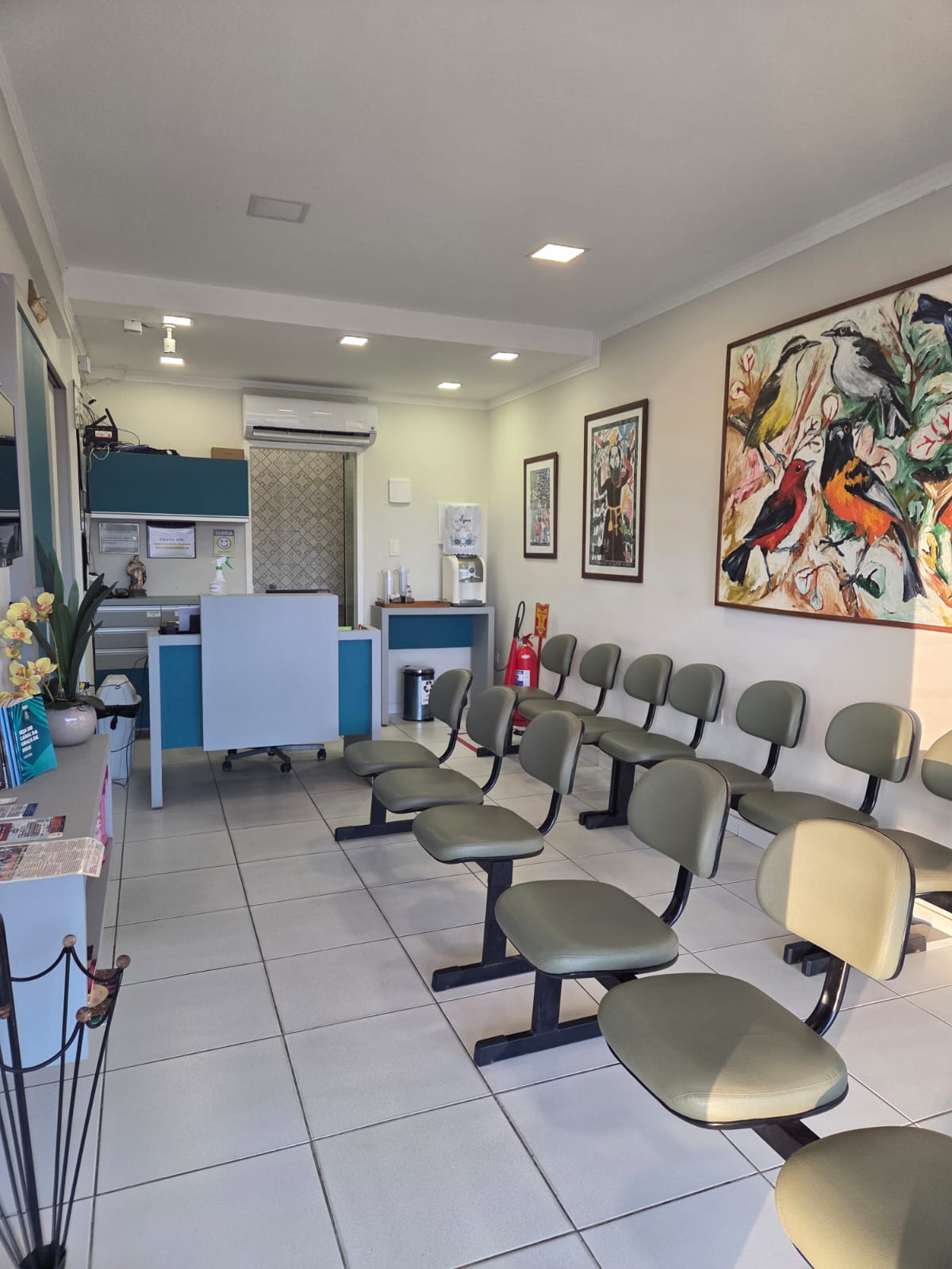 Sala de espera da Prema Imagem com balcão de atendimento