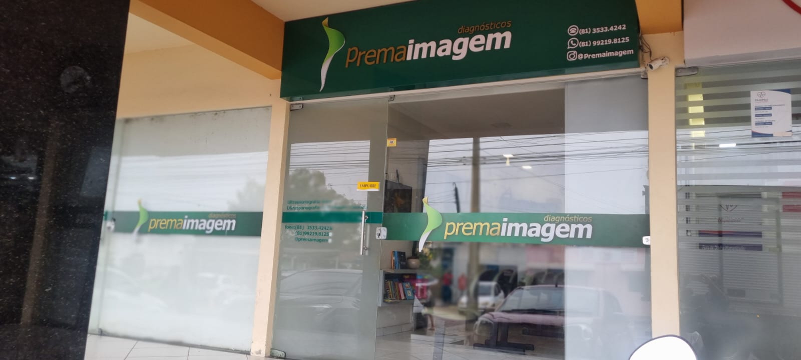 Fachada da Prema Imagem em Gravatá-PE, com identidade visual da clínica e telefone de contato